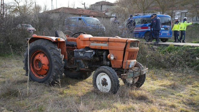 Devrilen traktörün altında kalan çiftçi öldü